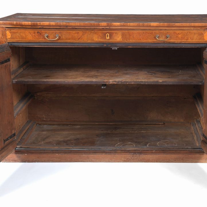 Credenza marchigiana in noce e radica di noce, con intarsi in bosso a filettature geometriche e s...