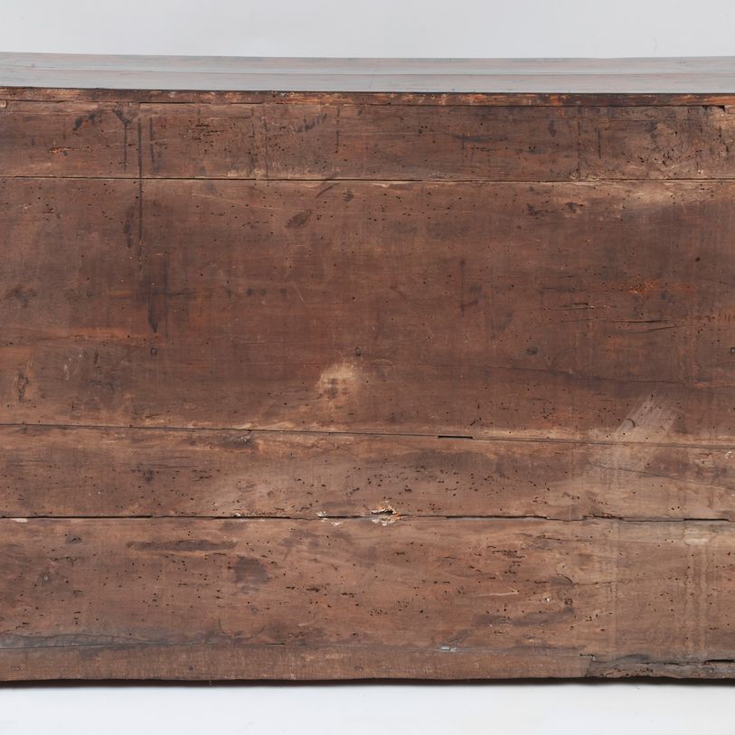 Credenza marchigiana in noce e radica di noce, con intarsi in bosso a filettature geometriche e s...