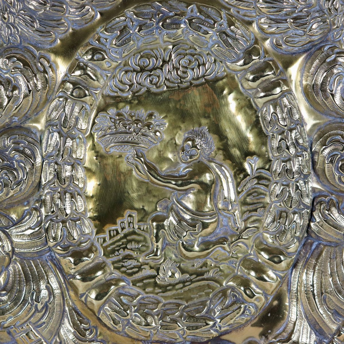 Antica placca in rame dorato Luigi XV, interamente cesellata e sbalzata a rilievo con al centro “...