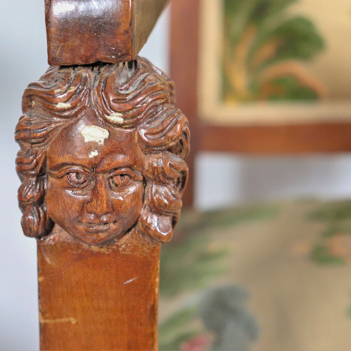 Coppia di poltrone Epoca Impero in noce, con teste leonine sui braccioli e copertura in tessuto f...