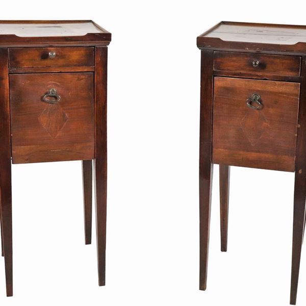 Pair of Tuscan bedside tables in walnut, with central drawer, folding door underneath and four inverted truncated pyramid legs