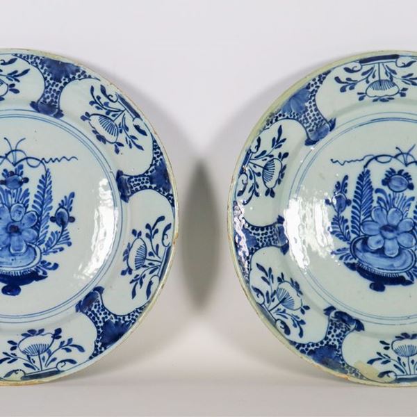 Coppia di piatti da muro in porcellana, con decorazioni in blu a motivi di chinoiserie, sui bordi qualche lieve difetto e un vecchio restauro