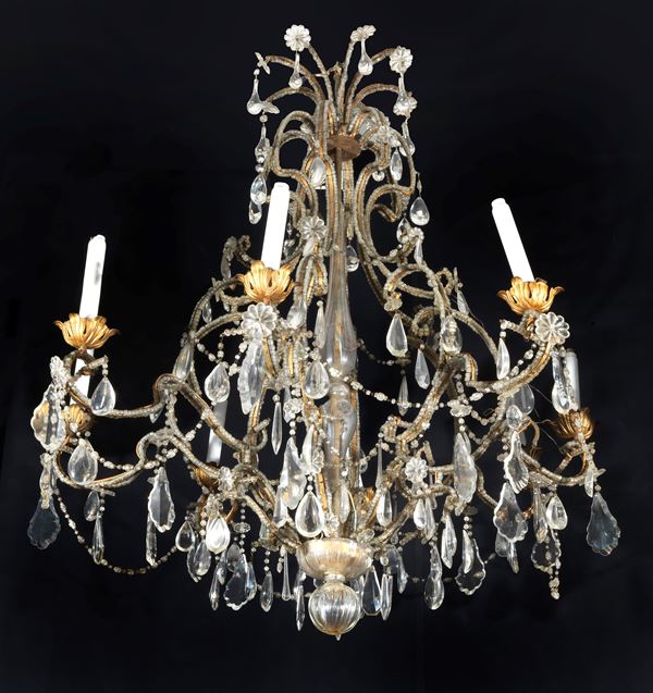 Lampadario in cristallo di linea Luigi XV con gocce, prismi, calatine e bracci sagomati, 8 luci