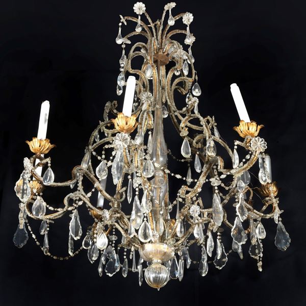 Lampadario in cristallo di linea Luigi XV con gocce, prismi, calatine e bracci sagomati, 8 luci