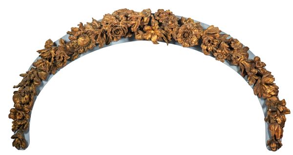Antico fregio ad arco in legno dorato e intagliato a motivi di intrecci di rose e foglie