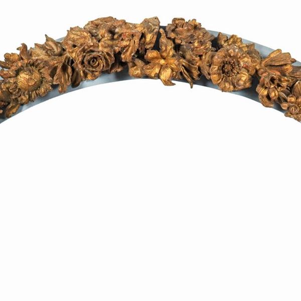 Antico fregio ad arco in legno dorato e intagliato a motivi di intrecci di rose e foglie