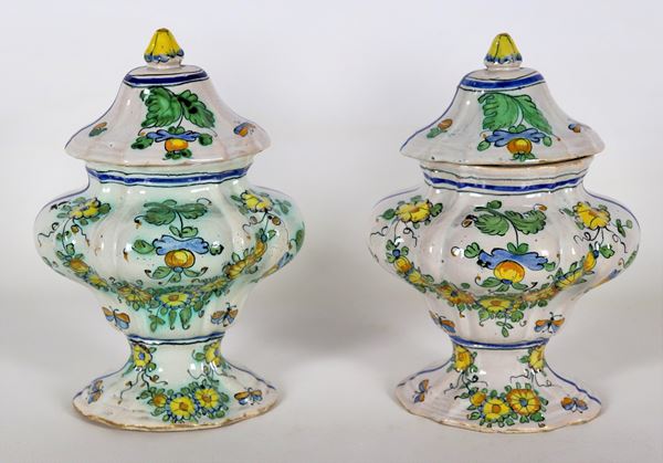 Coppia di antichi vasi con coperchi in maiolica smaltata di Pesaro, con decorazioni variopinte di foglie, fiori e farfalle