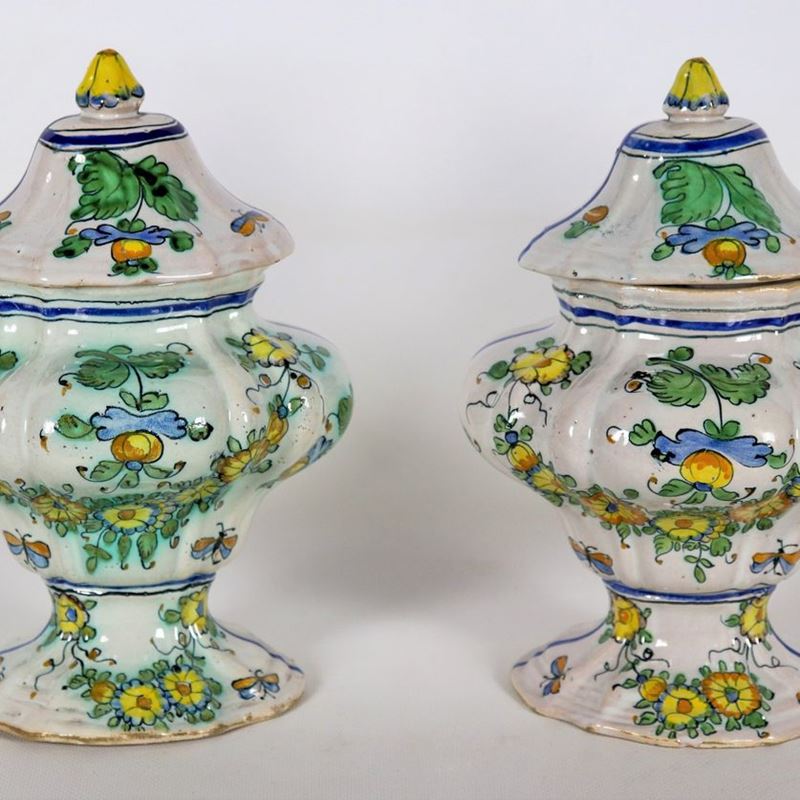Coppia di antichi vasi con coperchi in maiolica smaltata di Pesaro, con decorazioni variopinte di...
