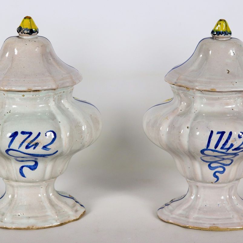Coppia di antichi vasi con coperchi in maiolica smaltata di Pesaro, con decorazioni variopinte di...