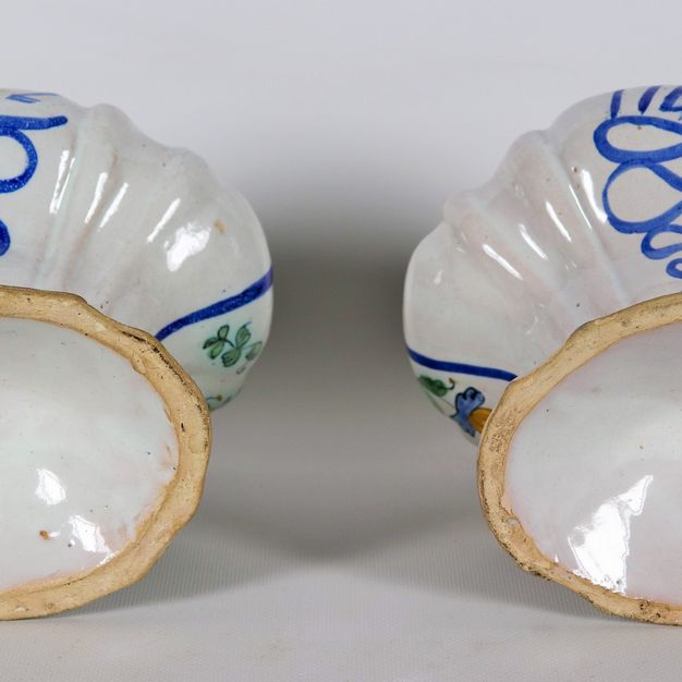 Coppia di antichi vasi con coperchi in maiolica smaltata di Pesaro, con decorazioni variopinte di...