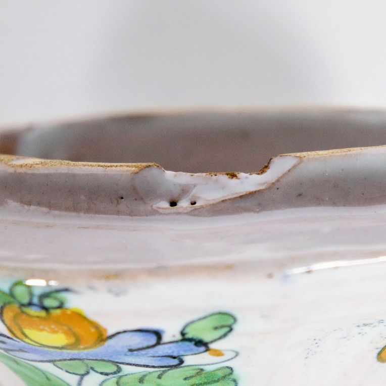 Coppia di antichi vasi con coperchi in maiolica smaltata di Pesaro, con decorazioni variopinte di...