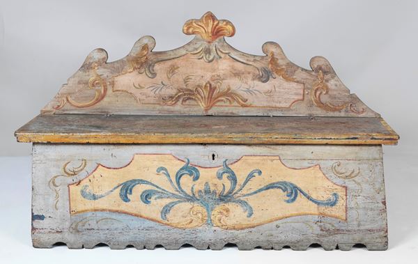 Antica cassapanca marchigiana da palazzo, in legno laccato e dipinto a policromie di volute floreali, schienale sagomato
