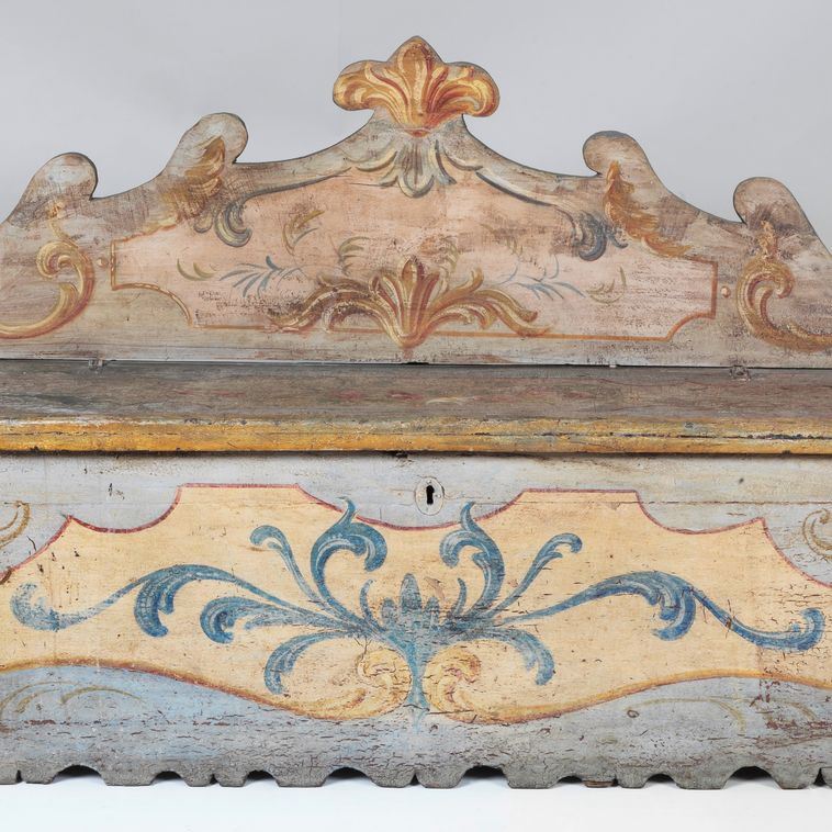 Antica cassapanca marchigiana da palazzo, in legno laccato e dipinto a policromie di volute flore...