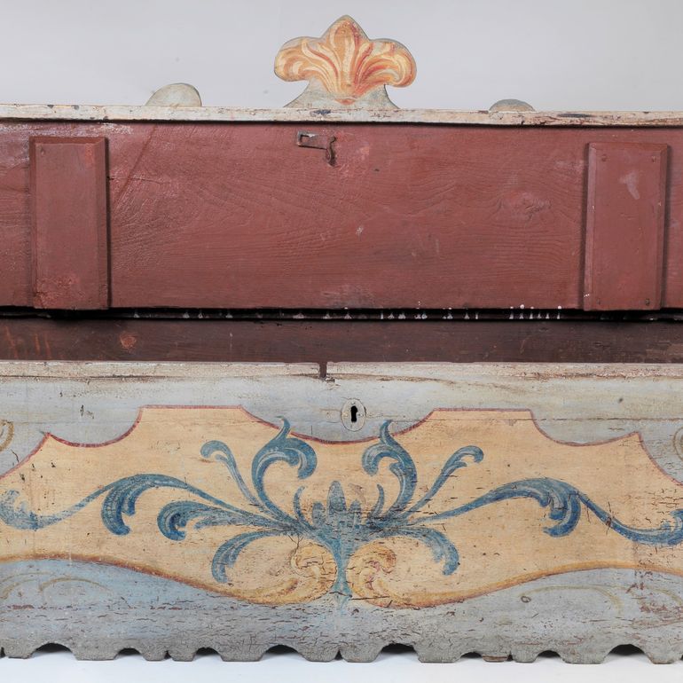 Antica cassapanca marchigiana da palazzo, in legno laccato e dipinto a policromie di volute flore...