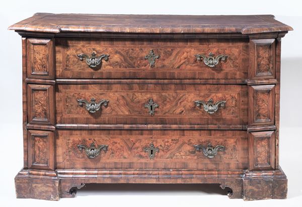 Louis XIV Emilian chest of drawers in walnut and burl walnut, with inlaid threads, uprights with tiles and slipper legs, three drawers with bronze handles and escutcheons