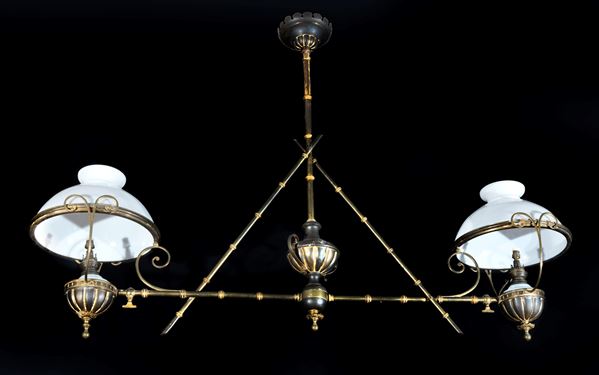 Antico lampadario da biliardo in metallo bronzato e dorato, con due lampade a petrolio in opaline bianca trasformate a luce elettrica