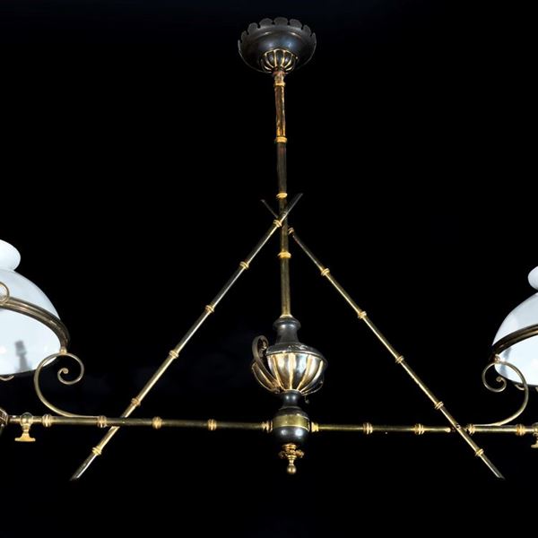 Antico lampadario da biliardo in metallo bronzato e dorato, con due lampade a petrolio in opaline bianca trasformate a luce elettrica