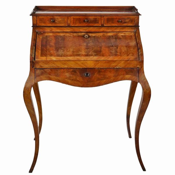 Antica piccola ribalta francese in mogano e piuma di mogano, con intarsi a fasce in legno satinato, pianetto con ringhierina e tre tiretti sottostanti, calatoia formante scrittoio e tiretto centrale sottostante, quattro gambe ricurve