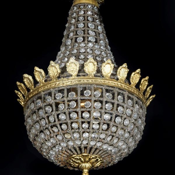 Piccolo lampadario francese a mongolfiera, in bronzo dorato e cesellato a motivi di palmette Impero e prismi in cristallo, 4 luci