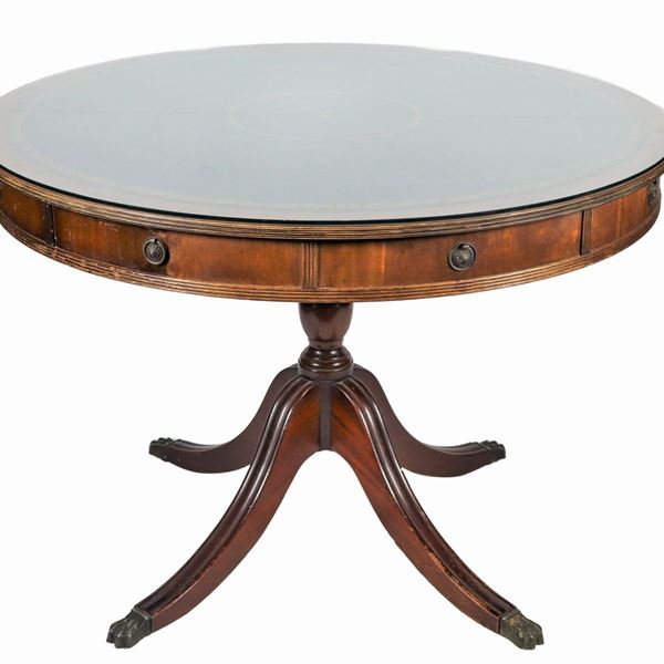 Tavolo inglese da biblioteca allungabile a forma tonda in mogano, piano in pelle verde con bordure dorate e base a quattro gambe a sciabola, tre prolunghe di cui una con fascia laterale e pelle sul piano