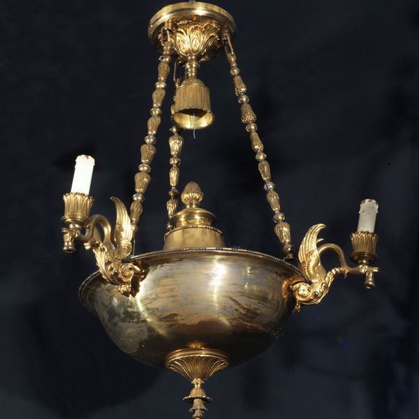 Lampadario francese a coppa in metallo e bronzo dorato, con 3 luci sorrette da sculture di cigni