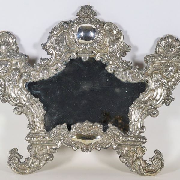 Ancient large Roman cartagloria Louis XIV, in silvered copper, chiseled and embossed with motifs of volutes, acanthus leaves, shells and heads of little angels, mirror inside