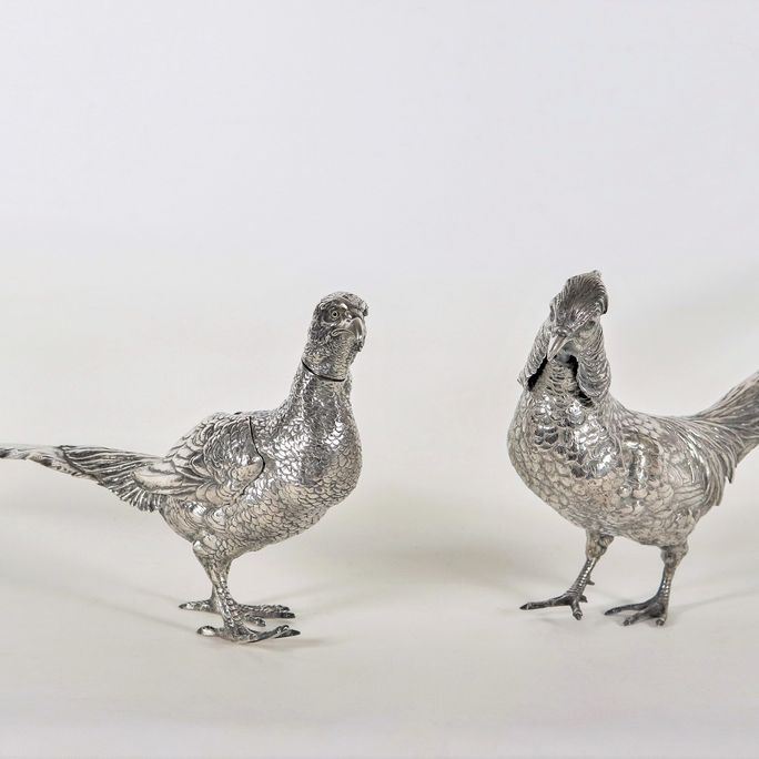 "Fagiani", coppia di sculture in argento cesellato e sbalzato con teste estraibili, gr. 1700