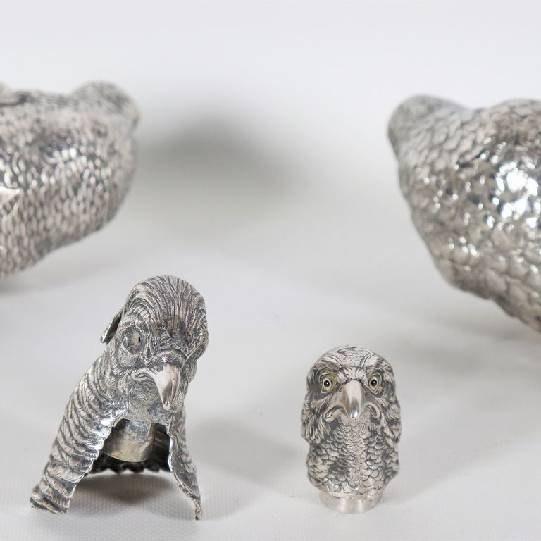 "Fagiani", coppia di sculture in argento cesellato e sbalzato con teste estraibili, gr. 1700