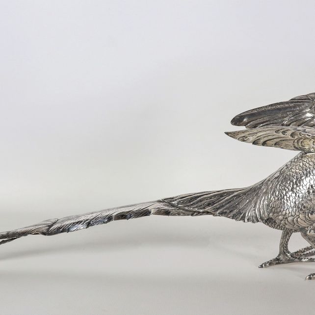 "Fagiani", coppia di sculture in argento cesellato e sbalzato con teste estraibili, gr. 1700