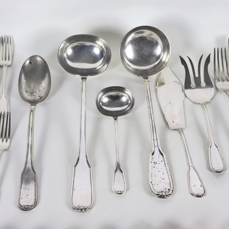 Servizio di posate in argento cesellato e sbalzato (159 pz), gr. 8300