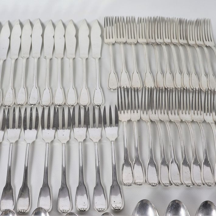 Servizio di posate in argento cesellato e sbalzato (159 pz), gr. 8300