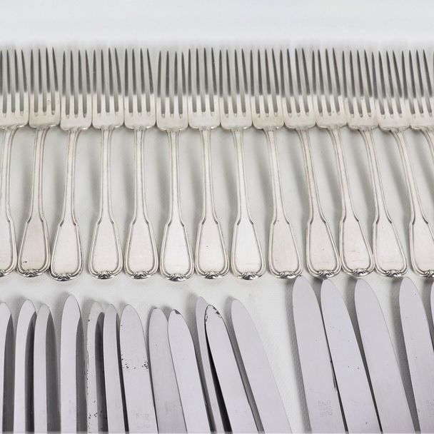 Servizio di posate in argento cesellato e sbalzato (159 pz), gr. 8300