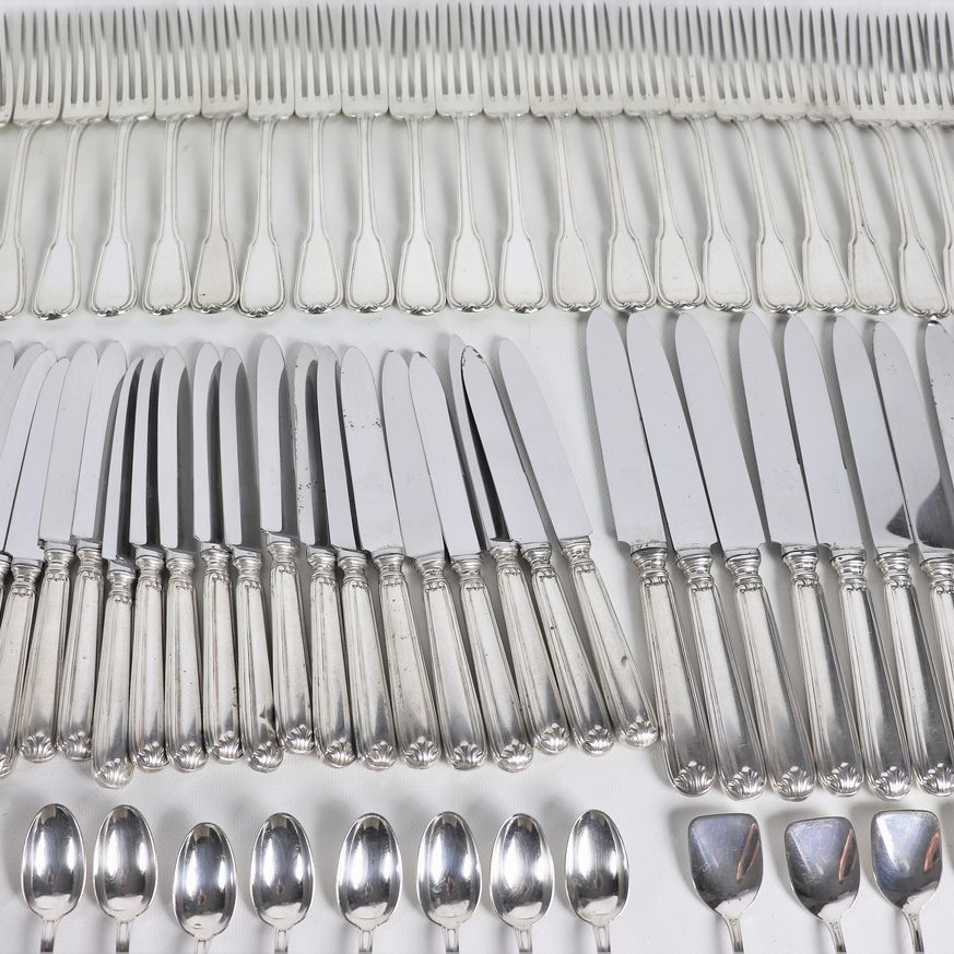 Servizio di posate in argento cesellato e sbalzato (159 pz), gr. 8300