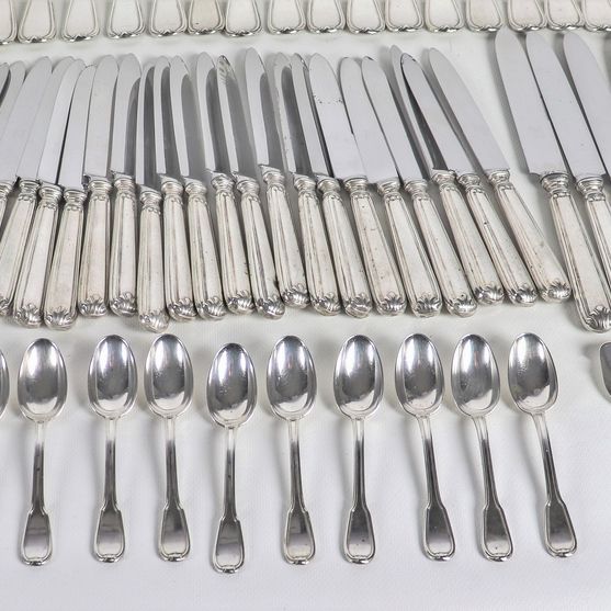 Servizio di posate in argento cesellato e sbalzato (159 pz), gr. 8300