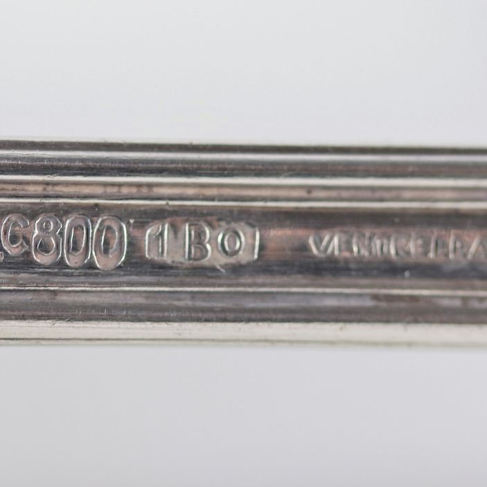 Servizio di posate in argento cesellato e sbalzato (159 pz), gr. 8300