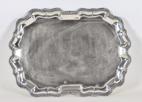 Rectangular arched silver tray with chiseled and embossed edges. The bottom has two small spots, gr. 1270