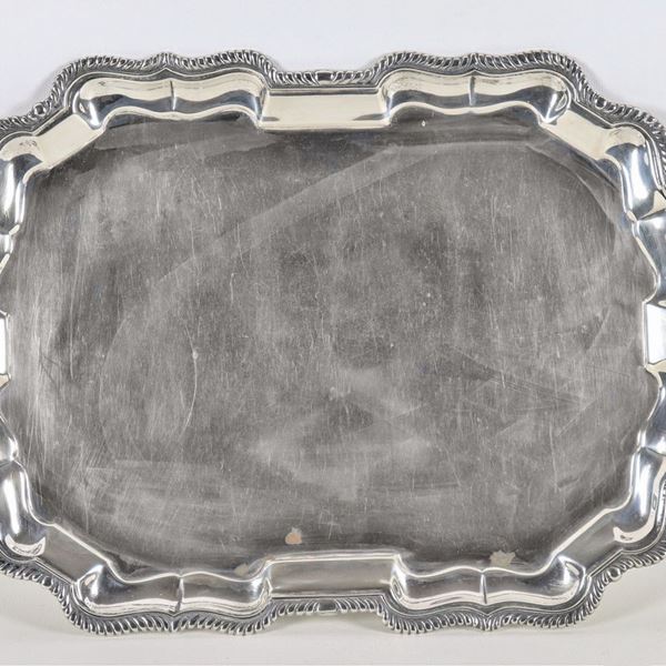 Rectangular arched silver tray with chiseled and embossed edges. The bottom has two small spots, gr. 1270