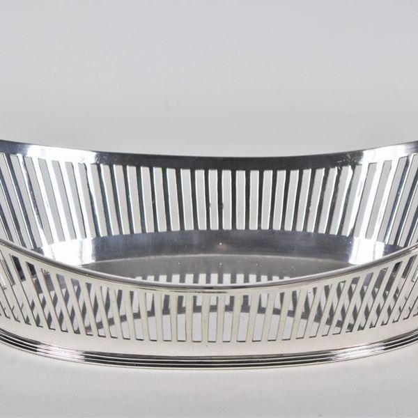 Oval basket in embossed, chiseled and perforated silver-plated metal