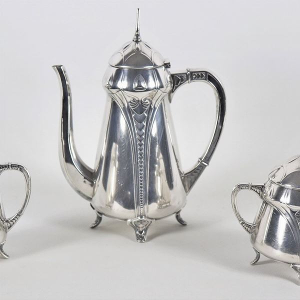 Servizio da caffè Liberty marcato W.M.F. in metallo argentato, sbalzato e cesellato (3 pz)