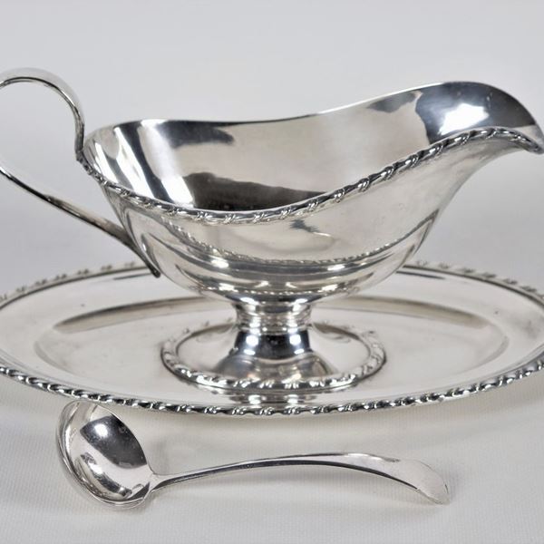 Boat gravy boat with ladle, marked Serra-Roma, in silver-plated metal with embossed edges. The sheffield ladle is adapted