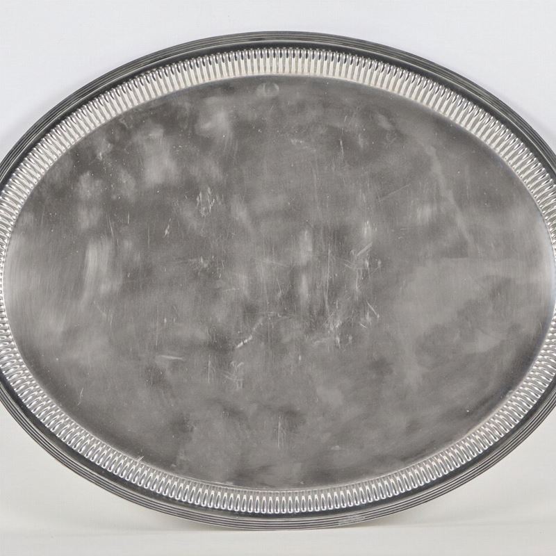 Antico grande vassoio inglese in sheffield, a forma ovale con due manici e bordo sbalzato
