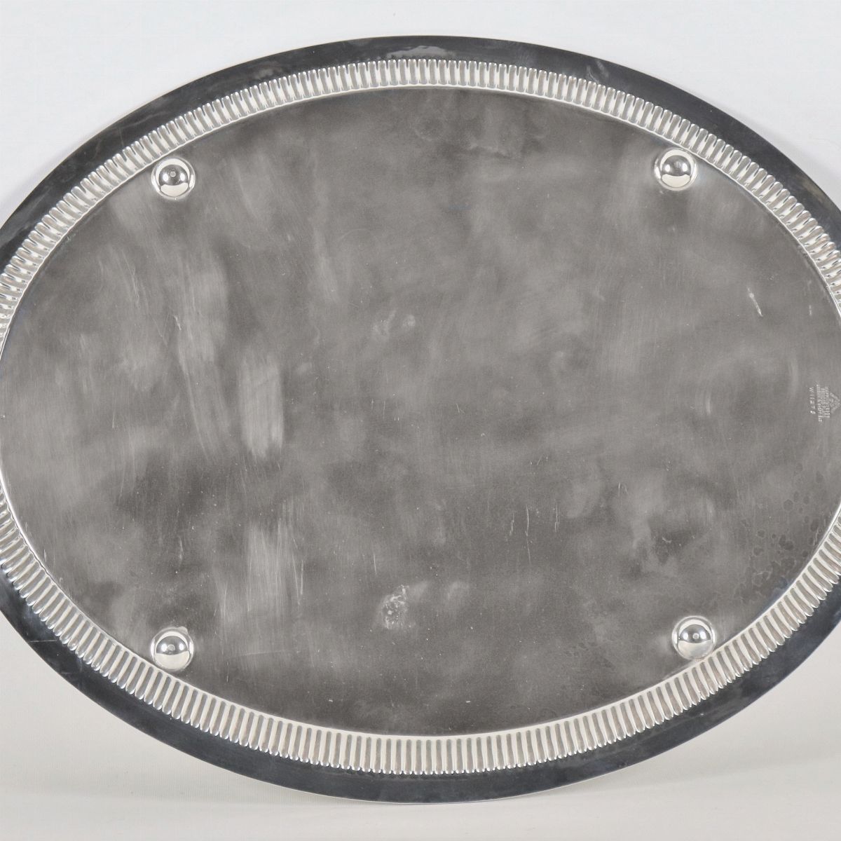 Antico grande vassoio inglese in sheffield, a forma ovale con due manici e bordo sbalzato
