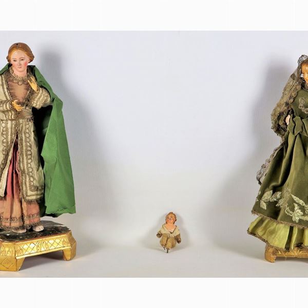 "Madonne e Bambinello", lotto di tre antichi pupazzi da presepe napoletani in terracotta policroma con vestiti in tessuto originali