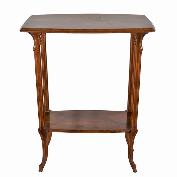 Tavolinetto francese Liberty in noce, con piano intarsiato a motivi di fiori e foglie, quattro gambe riunite da pianetto sottostante