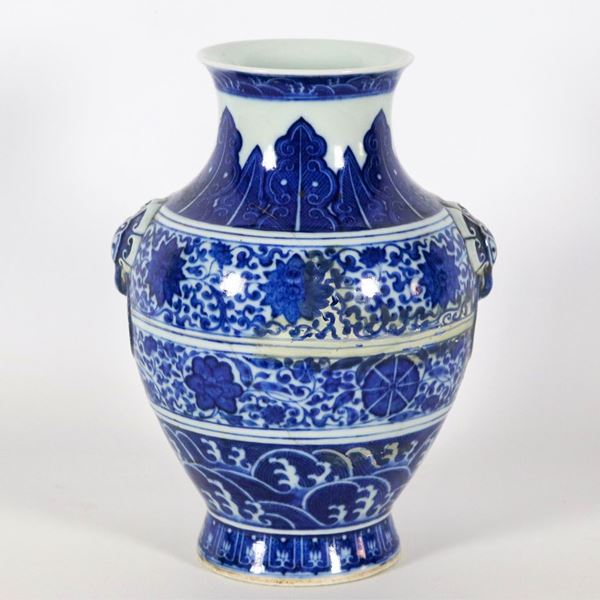 Vaso cinese in porcellana bianca e blu con decorazioni a motivi orientali, due manici a forma di mascheroni