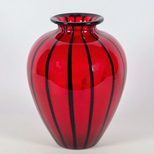 Vaso in vetro soffiato di Murano color rosso con bordo e righe in nero