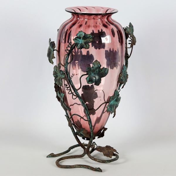 Vaso in vetro soffiato di Murano color rosa antico, con base e guarnizioni di foglie di vite in ferro patinato