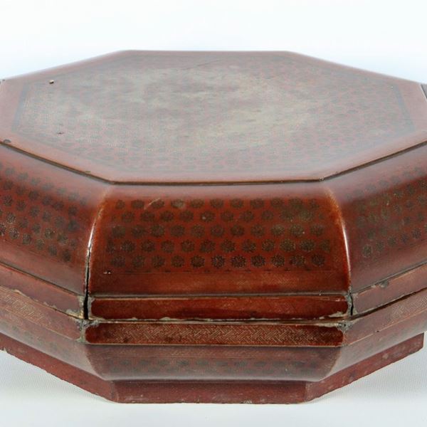 Chinese octagonal box in lacquer with geometric decorations