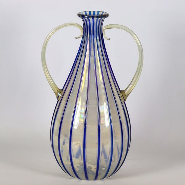 Vaso in vetro soffiato di Murano con manici sagomati e decoro a righe blu