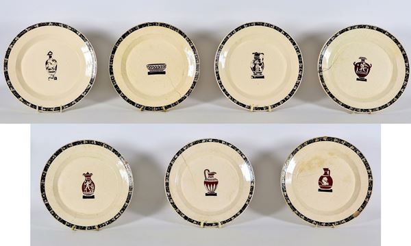 Lotto di sette antichi piatti in ceramica maiolicata Giustiniani, al centro decorazioni con vasi dell'Antica Grecia